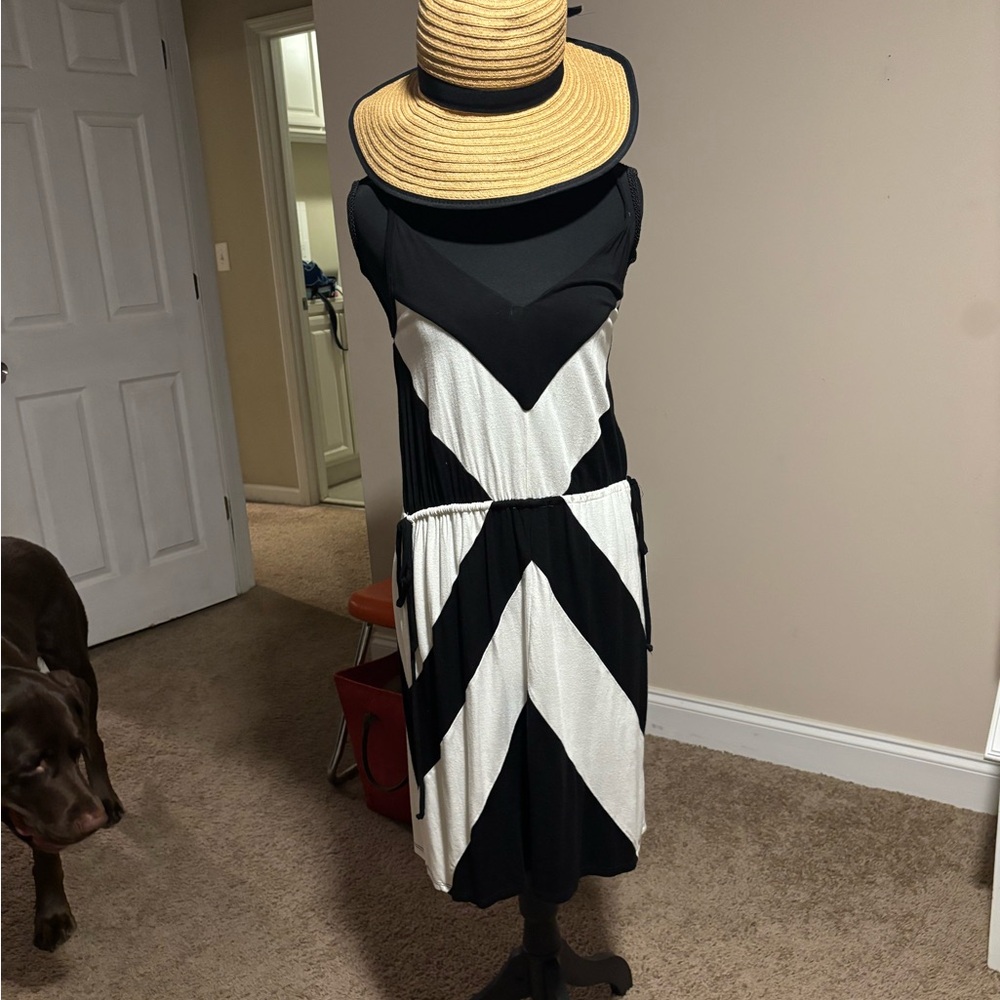 Chic Black and White Chevron Midi Dress